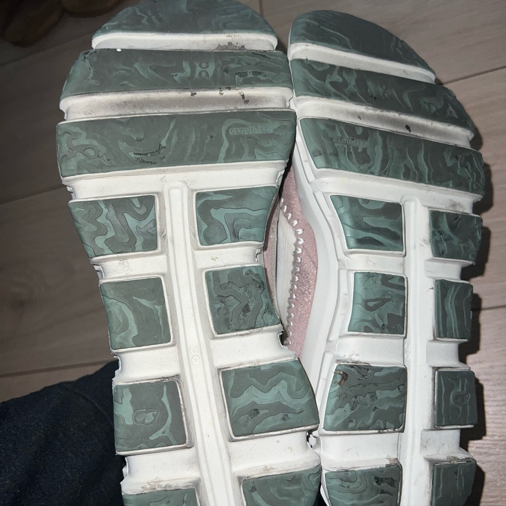 On sneakers - Picture 4 of 4